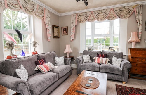 Glandyfi Casa | YR HEN FICERDY, pet friendly, with a garden in Aberystwyth