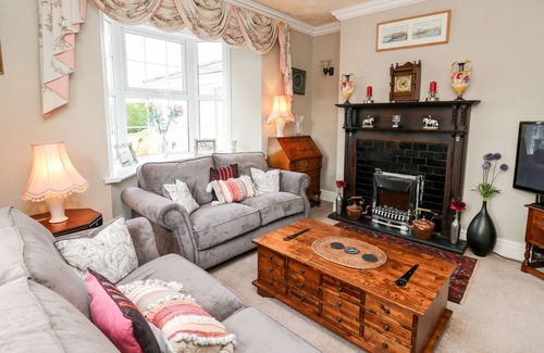 Glandyfi Casa | YR HEN FICERDY, pet friendly, with a garden in Aberystwyth