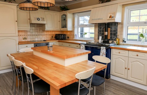 Glandyfi Casa | YR HEN FICERDY, pet friendly, with a garden in Aberystwyth