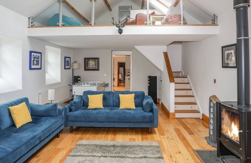 Garn Fadryn Cabaña | YSGOLDY, family friendly, with hot tub in Sarn Meyllteyrn