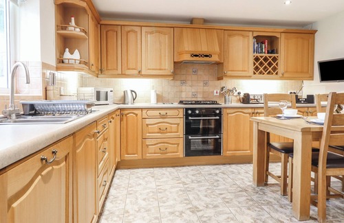 Talybont Cabaña | YSGUBOR NEWYDD PARC ISAF, family friendly in Dyffryn Ardudwy