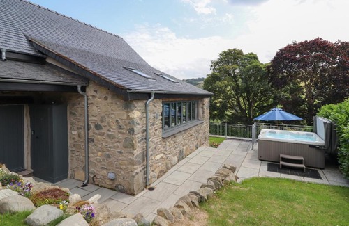 Clawdd-newydd Casa | Ysgubor Tyddyn Isaf