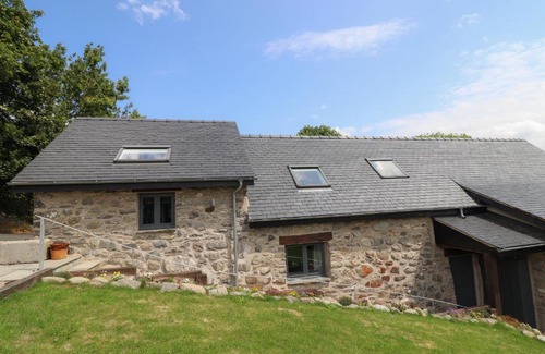 Clawdd-newydd Casa | Ysgubor Tyddyn Isaf