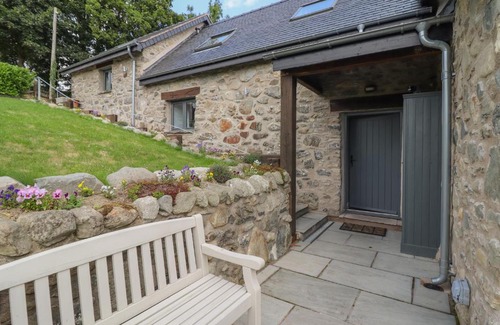 Clawdd-newydd Casa | Ysgubor Tyddyn Isaf