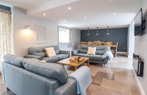 Clawdd-newydd Casa | Ysgubor Tyddyn Isaf