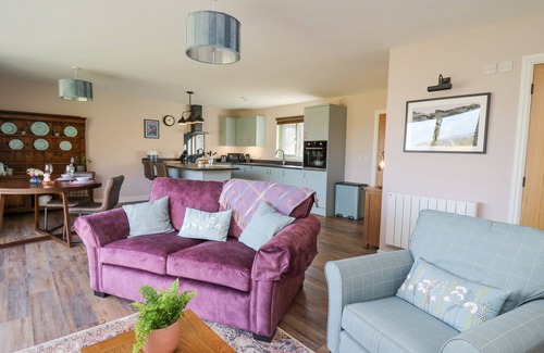 Llandrindod Wells Cabaña | YSTRAD WEN, pet friendly, with hot tub in Newbridge-On-Wye