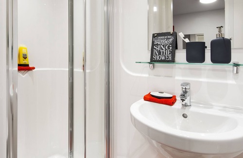 Plasnewydd Apartamento | Yugo Explore - Arofan House