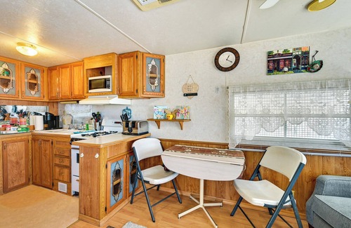 Yuma Cabaña | Yuma Getaway w/ Pool Access, 5 Mi to Lutes Casino!