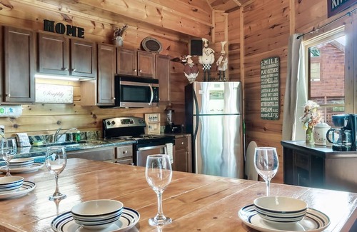 Sevierville Apartamento | Yurt I Game Room Hot Tub I Sleeps 8 I 2BR 2BA