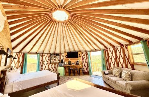 Orderville Casa | Yurt Overlook #4 with AC and Private Bath 2 Kings