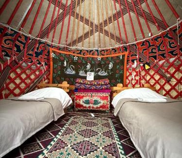 Karakol Cama Y Desayuno | Yurt stay in downtown