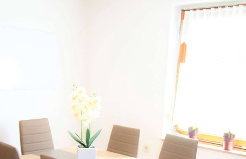 Zulpich Apartamento | Z01 fitter's house in Zülpich center with open-plan living and dining area