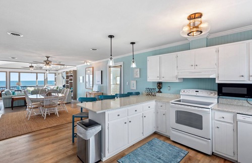 South Nags Head Casa | Zane's Beach House: Oceanfront, Spa, Dog Friendly