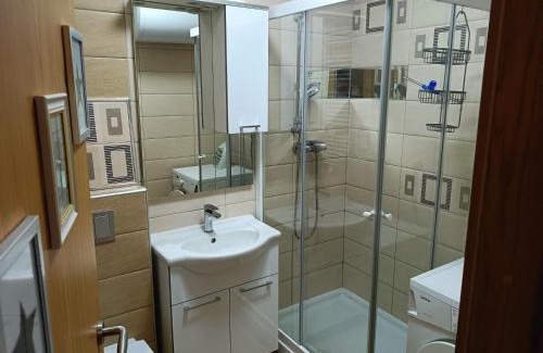 Celje Casa | Zasebno trosobno stanovanje s termi posteljami in dnevno sobo ločeno od kuhinje