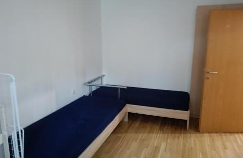 Celje Apartamento | Zasebno trosobno stanovanje s termi posteljami in dnevno sobo ločeno od kuhinje