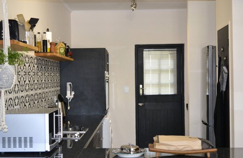 Moreleta Park Casa | Zebra Cottage offers tranquillity for business or leisure travellers.