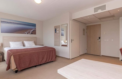 Kamperland Hotel | Zeeland's Wellness | Perfect Group Getaway for Relaxation & Adventure | 3 Units