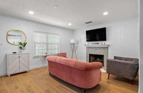 Apache Shores Casa | Zen Austin Home with a Cozy Tree House
