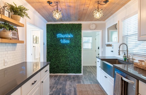 Running Springs Cabina | Zen Den: 2-bedroom cabin 11 minutes from Snow Valley Mountain Resort