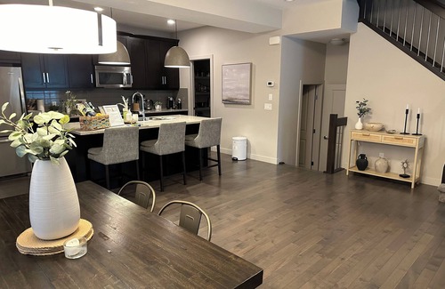 Crescent Heights Casa | Zen Den: Inner City 4-plex close to DT & Calgary Stampede
