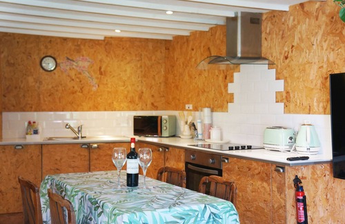Poole Casa | Zen Garden Cottage - Sleeps 2 - Patio & Parking
