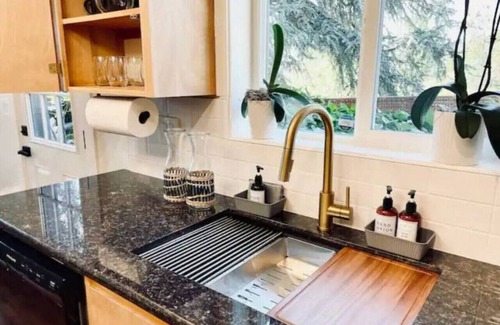 Amazon Apartamento | Zen Haus suite A&B · Luxe Spacious Retreat, UofO 1 mile, KING beds, soaking tub