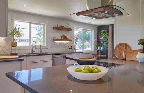 Amazon Apartamento | Zen Haus Suite A · Serene Retreat, KING BEDS, near UO, w/views