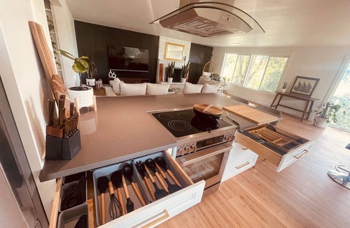 Amazon Apartamento | Zen Haus Suite A · Serene Retreat, KING BEDS, near UO, w/views