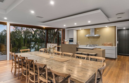 Wamberal Casa | ZEN RECIENTEMENTE- PISCINA PRIVADA, 5 habitaciones, capacidad para 16, 4 baños, sala de teatro
