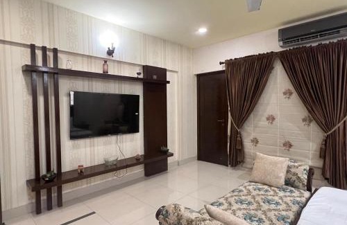 D.H.A. Apartamento | Zen Luxury Stay - 3BR Family Apartment DHA Phase 6 Nishat Commercial