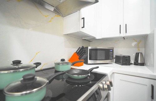 Edenvale Condominio | Zen Minimalist 2BR Condo: Prime Location + AC