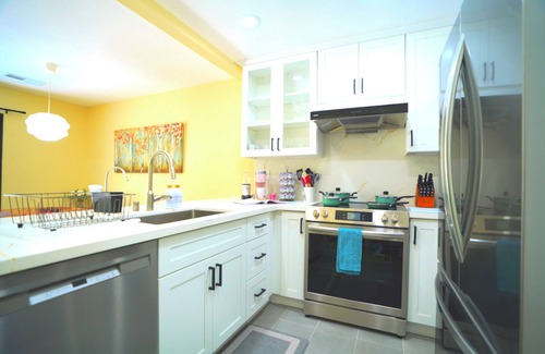 Edenvale Condominio | Zen Minimalist 2BR Condo: Prime Location + AC