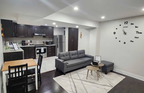 Brampton Apartamento | Zen Nest - Cozy, conveniently located, and just minutes to the airport!