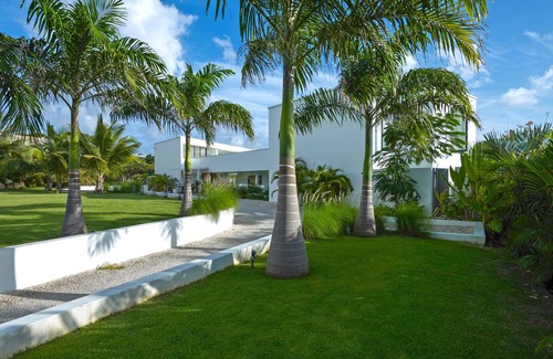 Weston Casa | ZenBreak Atelier House is a contemporary 4 bedroom ridge-front holiday villa with sea views