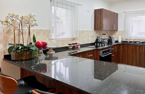 Gibbes Casa | ZenBreak KingsGate #4 is a 2 bedroom luxury holiday townhouse 3 minutes away from Gibbs Beach