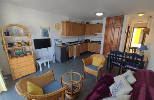 Puerto Naos Apartamento | Apartamento en la costa, con buen clima y terraza, buenas vistas a la montaña.