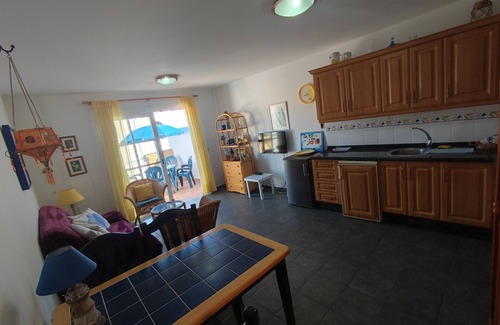 Puerto Naos Apartamento | Apartamento en la costa, con buen clima y terraza, buenas vistas a la montaña.