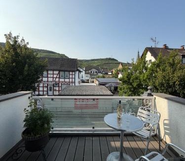 Ahrweiler Apartamento | Zentrale FeWo mit Terrasse und Weinbergblick