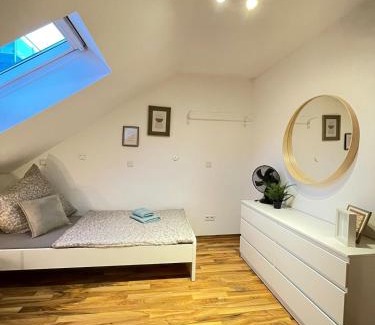 Neuwied Apartamento | Zentrales Studio mit Schlafgalerie bis 4 Gäste