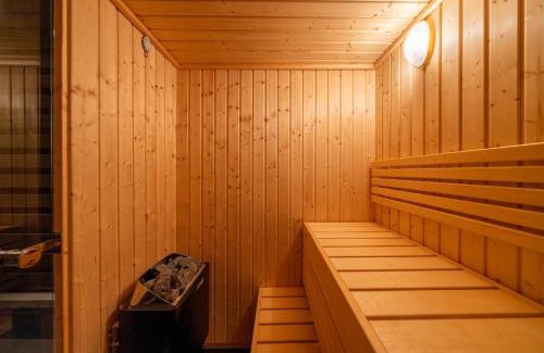 Minato Villa | 真 Private accommodation with sauna, close to USJ and Expo Park, free parking, 4 bedrooms, 8 beds, 2 bathrooms