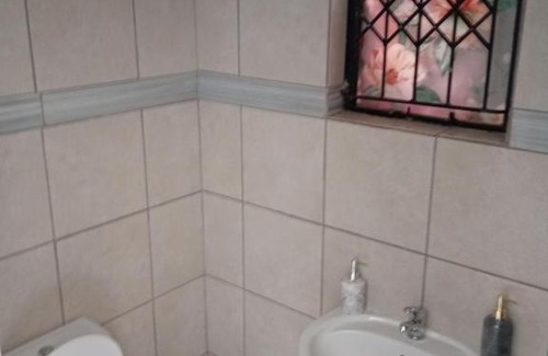 Wynberg Casa | Zihlalele 24hours Guest House