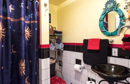 Barton Heights Casa | Zilker Park Peaceful Haven-Fun, Funky, and Colorful---Keeping Austin Weird