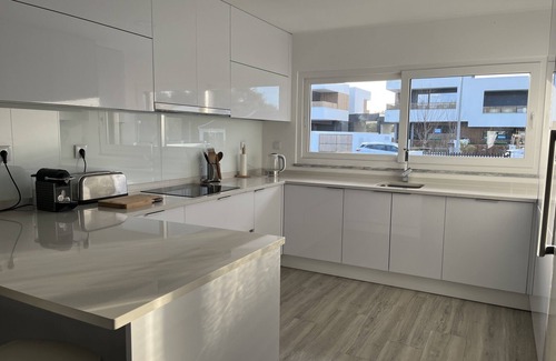 Carrasqueira Chalet De Esquí | Nuevo y moderno chalet independiente con piscina y localización estratégica