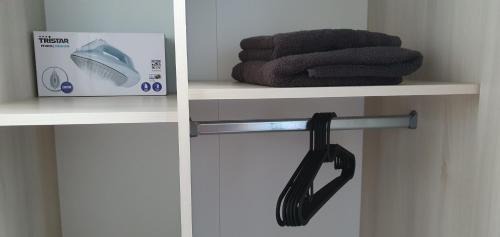 Leverkusen Apartamento | Zimmer 2 von 3 mit Gemeinschaftsbad-Küche, 30min Köln Messe Bahnhof, 5min Leverkusen Bahnhof Zentrum