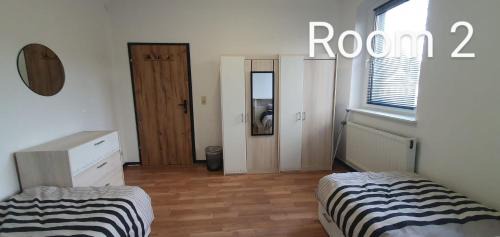 Leverkusen Apartamento | Zimmer 2 von 3 mit Gemeinschaftsbad-Küche, 30min Köln Messe Bahnhof, 5min Leverkusen Bahnhof Zentrum