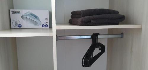Leverkusen Apartamento | Zimmer 2 von 3 mit Gemeinschaftsbad-Küche, 30min Köln Messe Bahnhof, 5min Leverkusen Bahnhof Zentrum