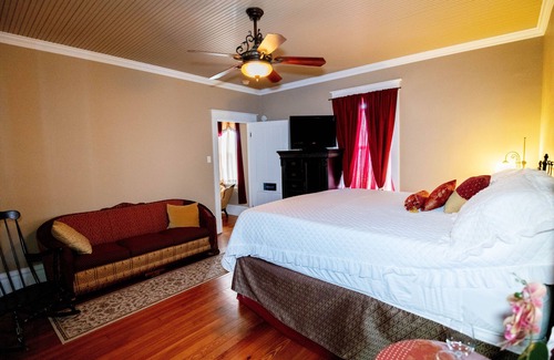 Hermann Cama Y Desayuno | Zinfandel Room - Old Vine Bed & Breakfast