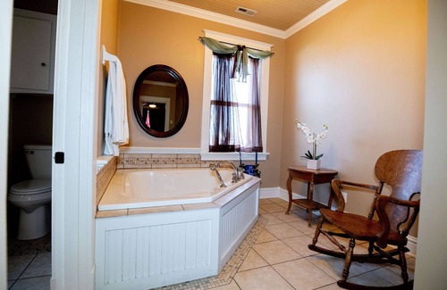 Hermann Cama Y Desayuno | Zinfandel Room - Old Vine Bed & Breakfast