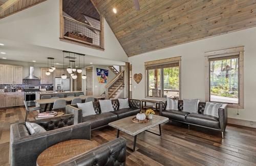 Elk Park Casa | Zion at Eagles Nest - 4BR, pet friendly, hot tub, wood burning fireplace!