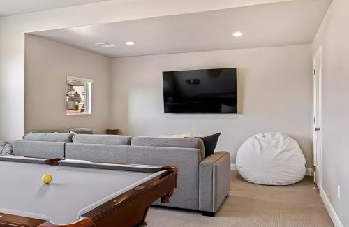 Washington Casa | Zion Comfort w Game Room Hot Tub Resort Pool
